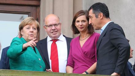 Angela Merkel (CDU) mit Katrin Göring-Eckardt, Fraktionsvorsitzende der Grünen im Bundestag und mit Grünen-Chef Cem Özdemir (r)) vor den Sondierungsgesprächen.