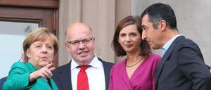 Angela Merkel (CDU) mit Katrin Göring-Eckardt, Fraktionsvorsitzende der Grünen im Bundestag und mit Grünen-Chef Cem Özdemir (r)) vor den Sondierungsgesprächen.