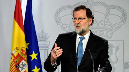 Der spanische Ministerpräsident Mariano Rajoy kündigt Neuwahlen für das katalanische Regionalparlament im Dezember an. 