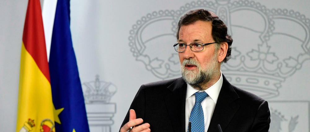 Der spanische Ministerpräsident Mariano Rajoy kündigt Neuwahlen für das katalanische Regionalparlament im Dezember an.
