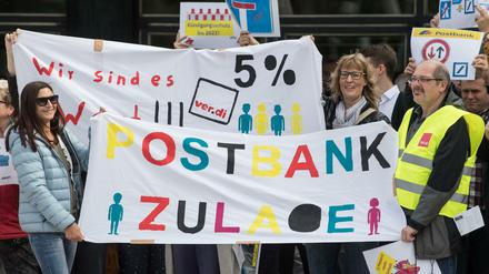Teilnehmer einer Protestaktion der Gewerkschaft Verdi zur Tarifrunde der Postbank. Nun wurde eine Einigung erzielt.