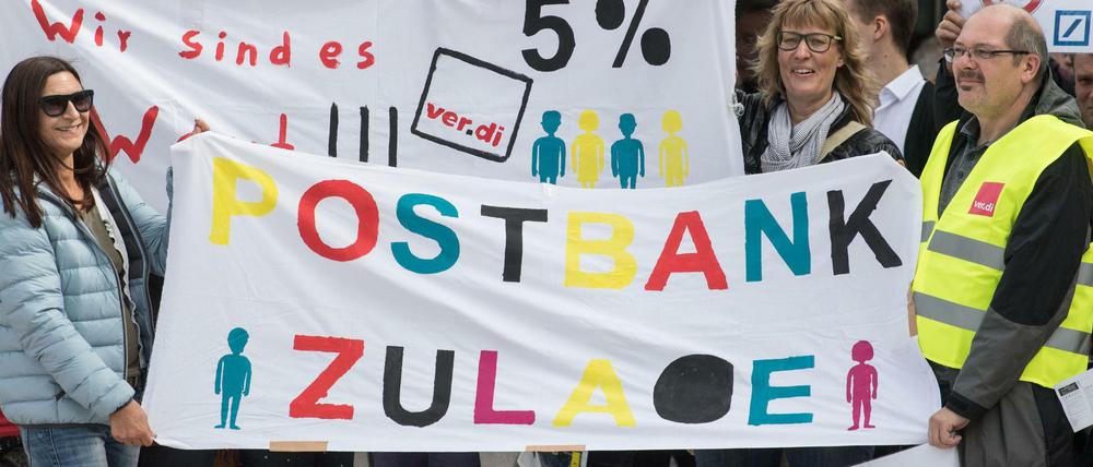 Teilnehmer einer Protestaktion der Gewerkschaft Verdi zur Tarifrunde der Postbank. Nun wurde eine Einigung erzielt.
