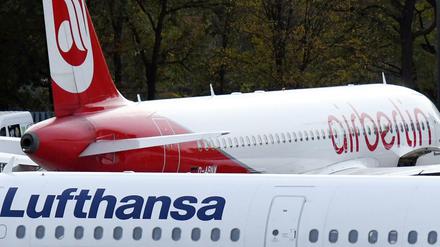 Ein Flugzeug der Lufthansa und eines von Air Berlin dem Flughafen Tegel.