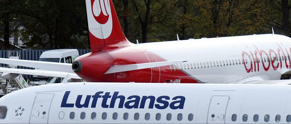 Ein Flugzeug der Lufthansa und eines von Air Berlin dem Flughafen Tegel.