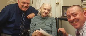 Das Bild zeigt Flora Harris mit mit den Polizisten Ed Clouse (links) und Rich Morgan.