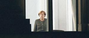 Die Bundeskanzlerin steht in der Nacht zum Freitag allein in der Nähe eines Fensters in der Parlamentarischen Gesellschaft. 