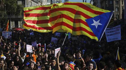 Studierende, die Kataloniens Unabhängigkeitsflagge schwenken, demonstrieren am Donnerstag in Barcelona gegen Spaniens Regierung.