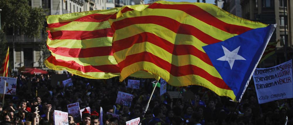Studierende, die Kataloniens Unabhängigkeitsflagge schwenken, demonstrieren am Donnerstag in Barcelona gegen Spaniens Regierung.