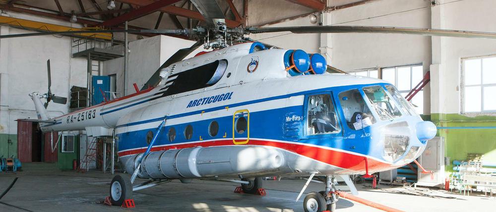 Ein auf Spitzbergen (Norwegen) aufgenommenes Foto vom 05.05.2011 zeigt den russischen Helikopter, der am 26.10.2017 vermutlich vor Spitzbergen (Norwegen) mit acht Personen an Bord ins Meer gestürzt ist.