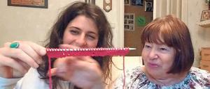  Waltraud Schulz (rechts) bringt Tatiana Heide das Stricken bei. Wie Freddy war auch ihr zweiter Mann ein Migrant. Für sie gehört das zu Neukölln dazu.