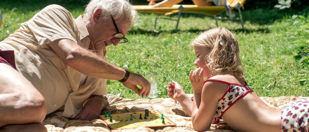Sommerlicher Spaß: Opa Erich (Günther Maria Halmer) und Enkelin Inga (Anne-Marie Weisz) spielen "Mensch ärgere dich nicht". 