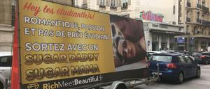 Ein Plakat der Firma "RichMeetBeautiful" in Paris.