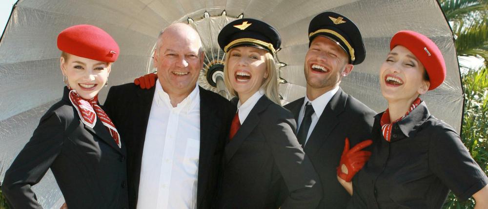 Joachim Hunold (2.v.l), der ehemalige Chef der Fluggesellschaft Air Berlin, und die Designerin Jette Joop (3.v.l.) zeigen sich am im April 2007 in Palma de Mallorca gut gelaunt zwischen Models, die die neuen Uniformen der Air Berlin präsentieren.