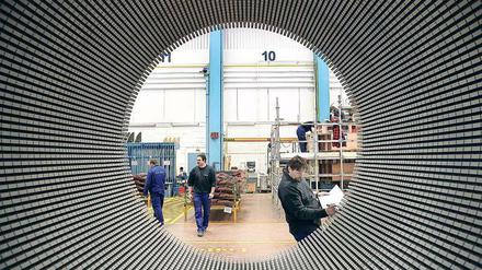 Innenansicht eines großen Dynamos, der im Berliner Dynamowerk an der Nonnendammallee gebaut wird. 