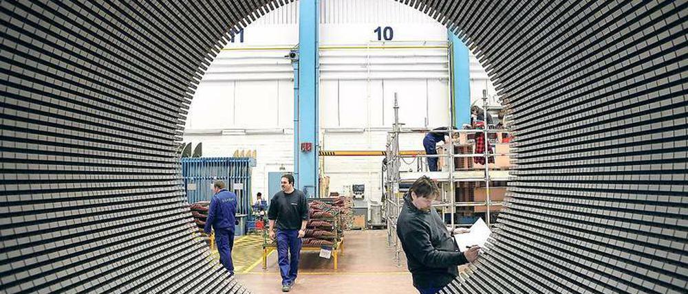 Innenansicht eines großen Dynamos, der im Berliner Dynamowerk an der Nonnendammallee gebaut wird.