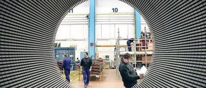 Innenansicht eines großen Dynamos, der im Berliner Dynamowerk an der Nonnendammallee gebaut wird.