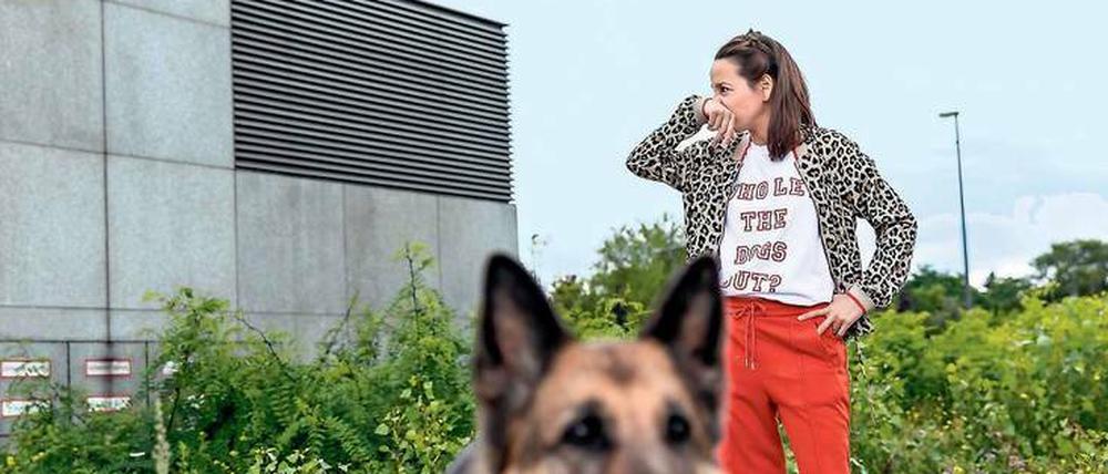 Deutschlands Gesichter. Ein Schäferhund als Symbol – und Hauptdarstellerin Katja Hiller in der Rolle der Bloggerin Claire.