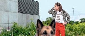 Deutschlands Gesichter. Ein Schäferhund als Symbol – und Hauptdarstellerin Katja Hiller in der Rolle der Bloggerin Claire.