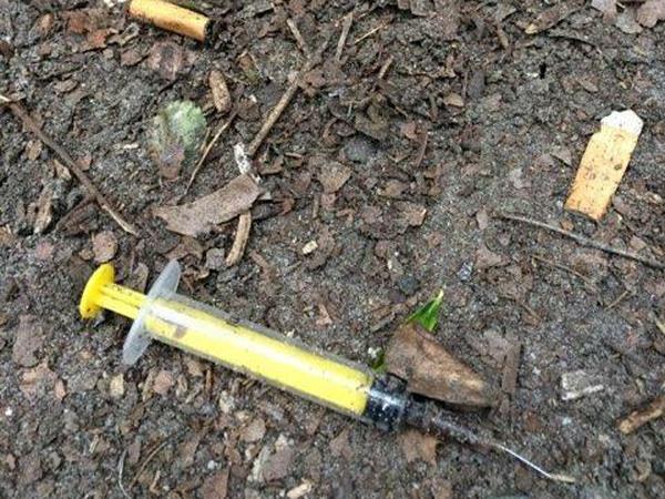 Benutzte Spritzen am Zelt einer Clique afghanischer Jungen im Tiergarten.