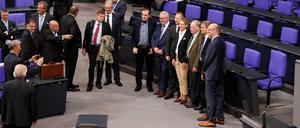 Fürs Album: Die AfD-Fraktion stellt sich bei der ersten Bundestagssitzung fürs Foto auf. 