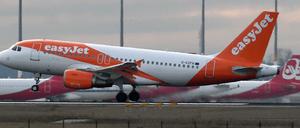 Eine Easyjet-Maschine landet in Schönefeld (Brandenburg) vor abgestellten Flugzeugen von Air Berlin.