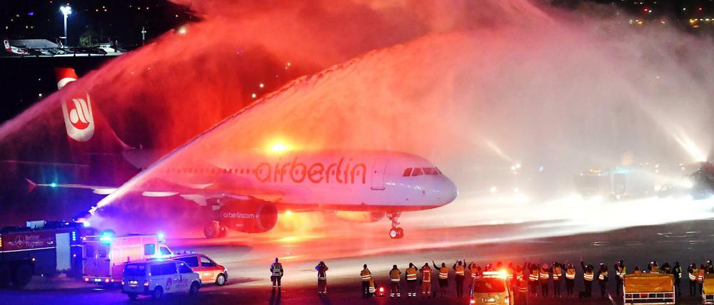 Die letzte Maschine der Fluggesellschaft Air Berlin wird von der Feuerwehr auf dem Rollfeld mit Wasserfontänen empfangen.