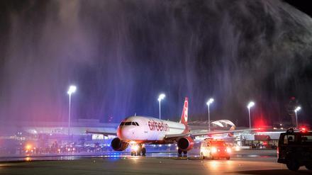 Das Flugzeug von Air Berlin, mit dem der letzte Flug der Airline durchgeführt wird, auf dem Weg zur Startbahn vom Flughafen in München.