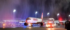 Das Flugzeug von Air Berlin, mit dem der letzte Flug der Airline durchgeführt wird, auf dem Weg zur Startbahn vom Flughafen in München.