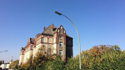 Abweisend. Das Gebäude der ehemaligen Teske-Realschule befindet sich isoliert in einem Gewerbegebiet unweit des Sachsendamms am Tempelhofer Weg - umgeben von Autowerkstätten. 2015/16 waren hier Flüchtlinge untergebracht.