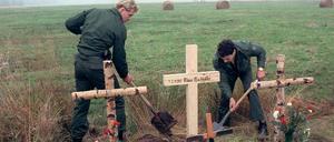 Kollegen der getöteten Polizisten Klaus Eichhöfer und Thorsten Schwalm errichteten am Tatort Kreuze.