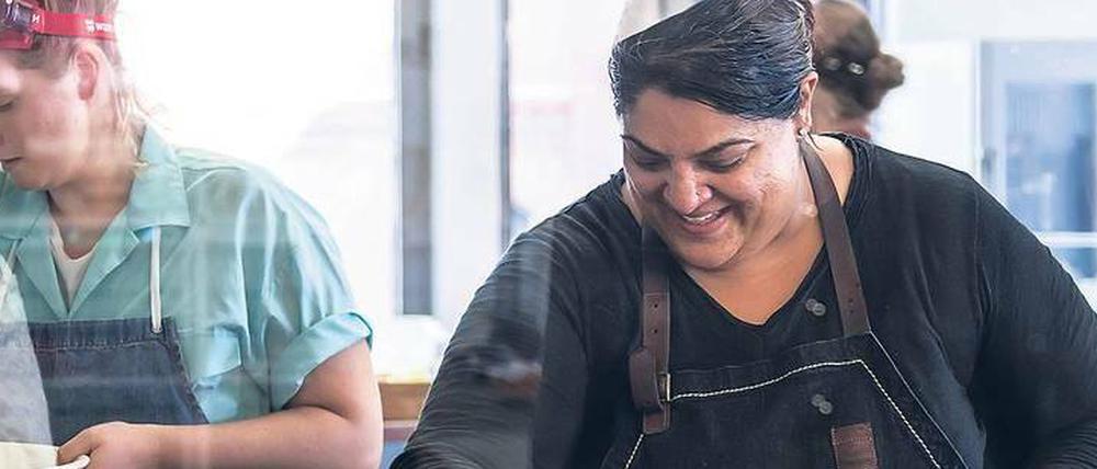 Fair. Joshna Maharaj legt Wert auf Teamarbeit. Hier mit Kolleginnen bei der Zubereitung des indischen Mittagessens im Berliner Studio des Künstlers Olafur Eliasson. 