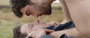 Johnny (Josh O’Connor, unten) und Gheorghe (Alec Secareanu) in "God's Own Country".