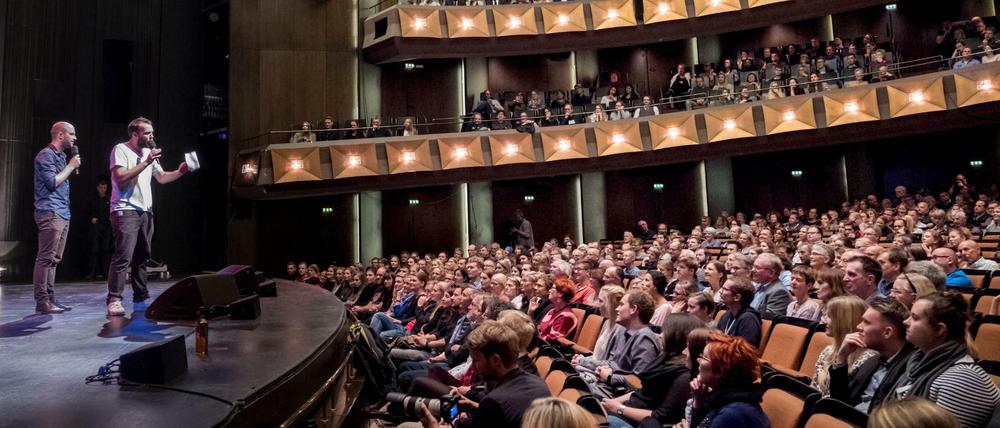 Als Team «Interrobang» nahmen auch Valerio Moser (r) und Manuel Diener an den Poetry Slam Meisterschaften in Hannover teil.