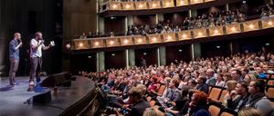 Als Team «Interrobang» nahmen auch Valerio Moser (r) und Manuel Diener an den Poetry Slam Meisterschaften in Hannover teil.