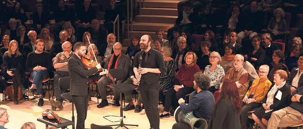 Den Saal gerockt. Das Trio Hewar mit Kinan Azmeh (Klarinette) bestritt das erste arabische Konzert im Pierre Boulez Saal am 24. März 2017. 