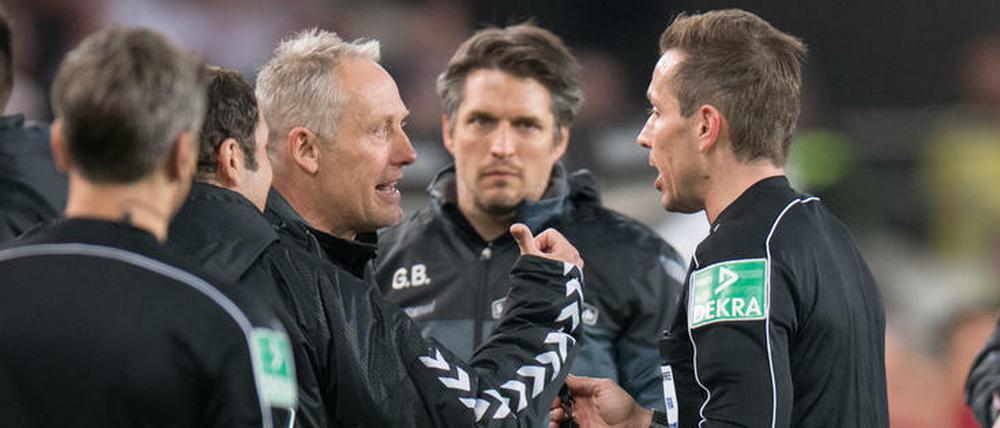 Christian Streich muss von Schiedsrichter Tobias Stieler beruhigt werden. Das klappte nur bedingt.