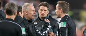 Christian Streich muss von Schiedsrichter Tobias Stieler beruhigt werden. Das klappte nur bedingt.