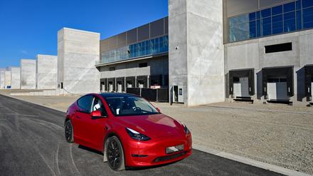 ARCHIV - 09.10.2021, Brandenburg, Grünheide: Ein Tesla Model Y steht zum Tag der offenen Tür vor dem Werk der Tesla Gigafactory. Die vielen Einwände gegen die Fabrik des US-Elektroautobauers Tesla bei Berlin werden seit Dienstag erneut öffentlich erörtert. (zu dpa «Einwände gegen Tesla-Fabrik: Öffentliche Erörterung neu gestartet») Foto: Patrick Pleul/dpa-Zentralbild/ZB +++ dpa-Bildfunk +++