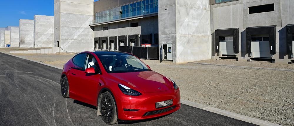 ARCHIV - 09.10.2021, Brandenburg, Grünheide: Ein Tesla Model Y steht zum Tag der offenen Tür vor dem Werk der Tesla Gigafactory. Die vielen Einwände gegen die Fabrik des US-Elektroautobauers Tesla bei Berlin werden seit Dienstag erneut öffentlich erörtert. (zu dpa «Einwände gegen Tesla-Fabrik: Öffentliche Erörterung neu gestartet») Foto: Patrick Pleul/dpa-Zentralbild/ZB +++ dpa-Bildfunk +++