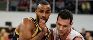 Berlins Akeem Vargas (l) kämpft mit Bambergs Nikolaos Zisis um den Ball.