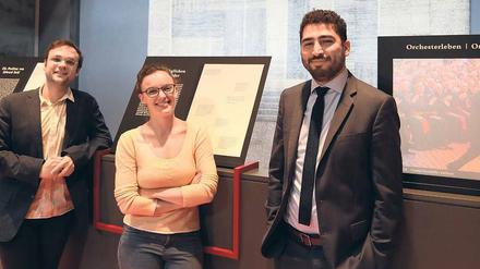 Sadra Fayyaz aus dem Iran (links), Shira Majoni aus Israel und Dekan Mena Mark Hanna im Treppenhaus der Akademie. 