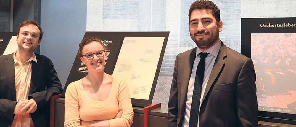 Sadra Fayyaz aus dem Iran (links), Shira Majoni aus Israel und Dekan Mena Mark Hanna im Treppenhaus der Akademie.