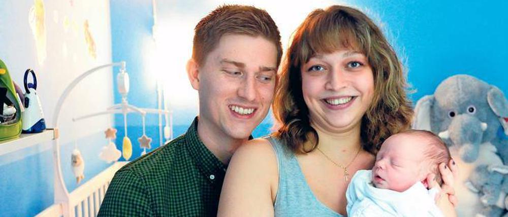 Alle Anstrengung, alle Schmerzen sind längst vergessen. Amira, Ole und Oskar Vers sind zu Hause, im neugestrichenen blauen Zimmer für den Kleinen. 