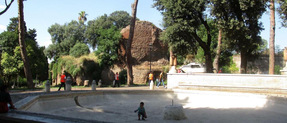 Der Oppio-Park in Rom mit der Piazza Martin Lutero, einem riesigen trockenen Brunnen.