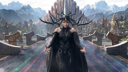 Halb Hirsch, halb Catwoman. Cate Blanchett als Schurkin Hela. 