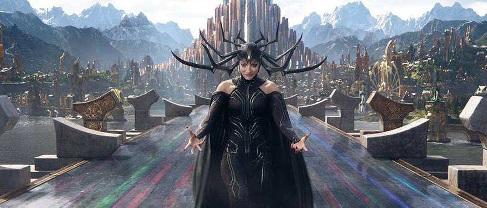Halb Hirsch, halb Catwoman. Cate Blanchett als Schurkin Hela. 