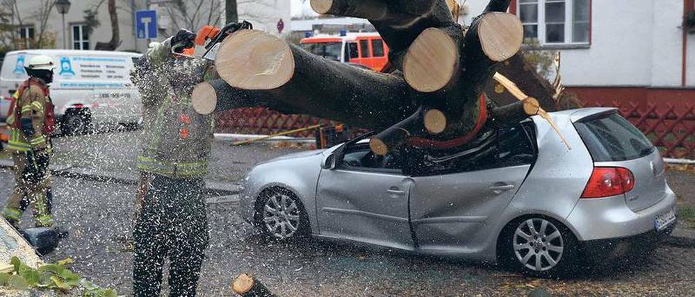 Umgeweht: Der Sturm ließ am Schöneberger Ufer ein Gerüst einstürzen; auch Bäume hielten nicht stand. Besonders ungünstig stand das abgebildete Auto.