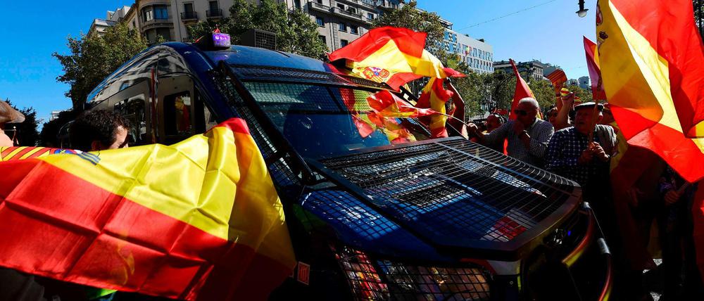 Prospanische Demonstranten blockieren katalanischen Polizeiwagen - die Mossos sind bei den Katalanen sonst beliebt.