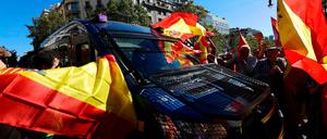 Prospanische Demonstranten blockieren katalanischen Polizeiwagen - die Mossos sind bei den Katalanen sonst beliebt.