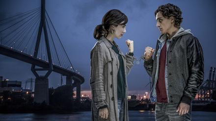 Sibel (Sibel Kekilli) will ihren Bruder Melih (Yasin Boynuince) daran hindern, Unsinn zu treiben. Sie kettet ihn mit Handschellen an.